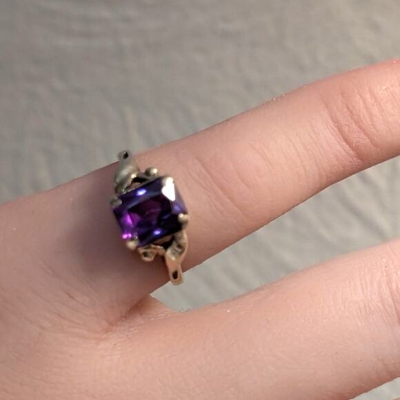 Vintage Dasun 10K Yellow Gold Purple Sapphire Ring Size 5